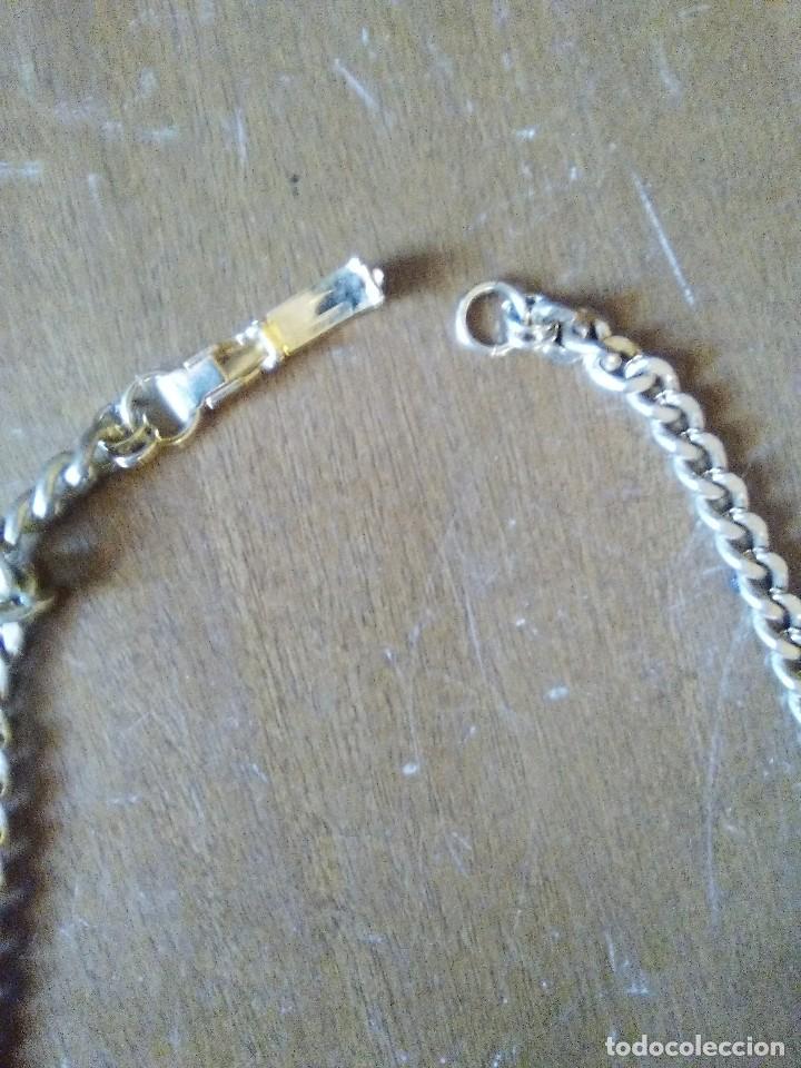 Joyeria: Collar de pl&aacute;stico duro y cadena de metal dorado. - Foto 3