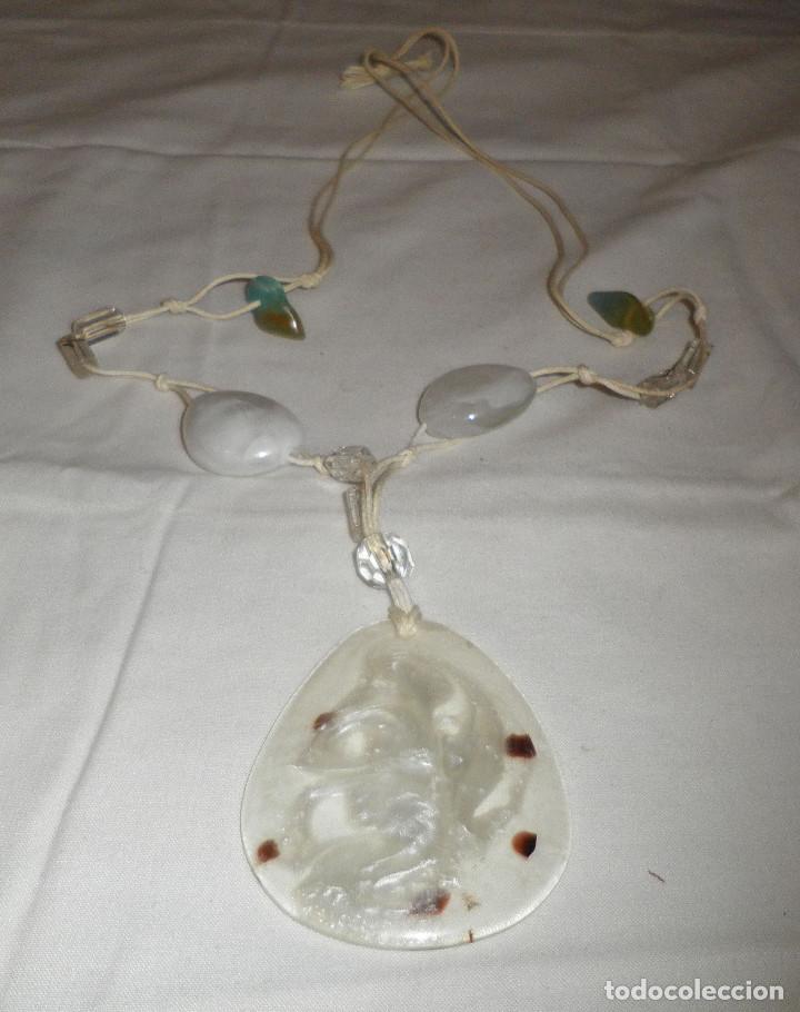 Schmuck: collar piedras en blanco y colgante con dibujo
