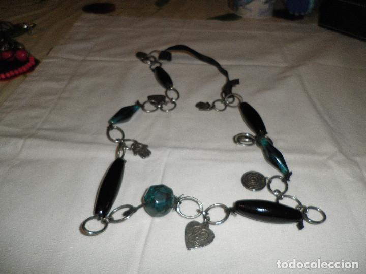 Gioielleria: collar largo con piedras y adornos de metal