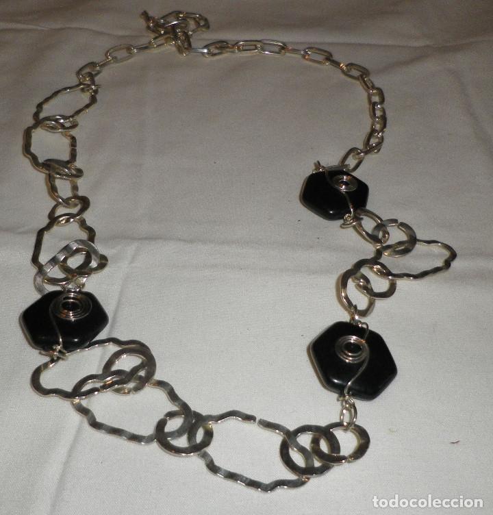 Joalharia: collar de metal con piedras color negro