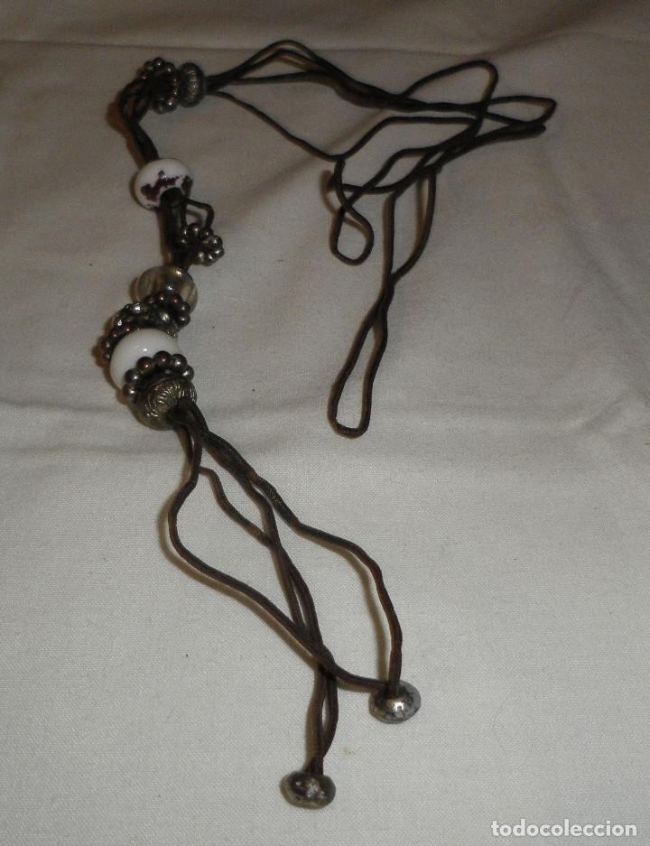 Joalharia: collar gargantilla tiras de cuero piedras y metal