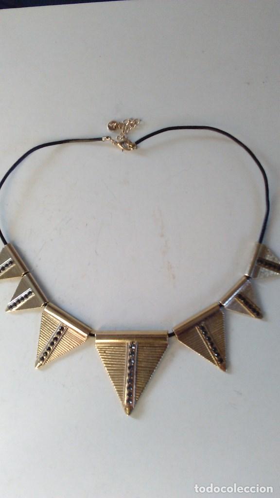 Joalharia: Collar de metal plateado con adorno de piedrecitas en el interior de los tri&aacute;ngulos. LFT