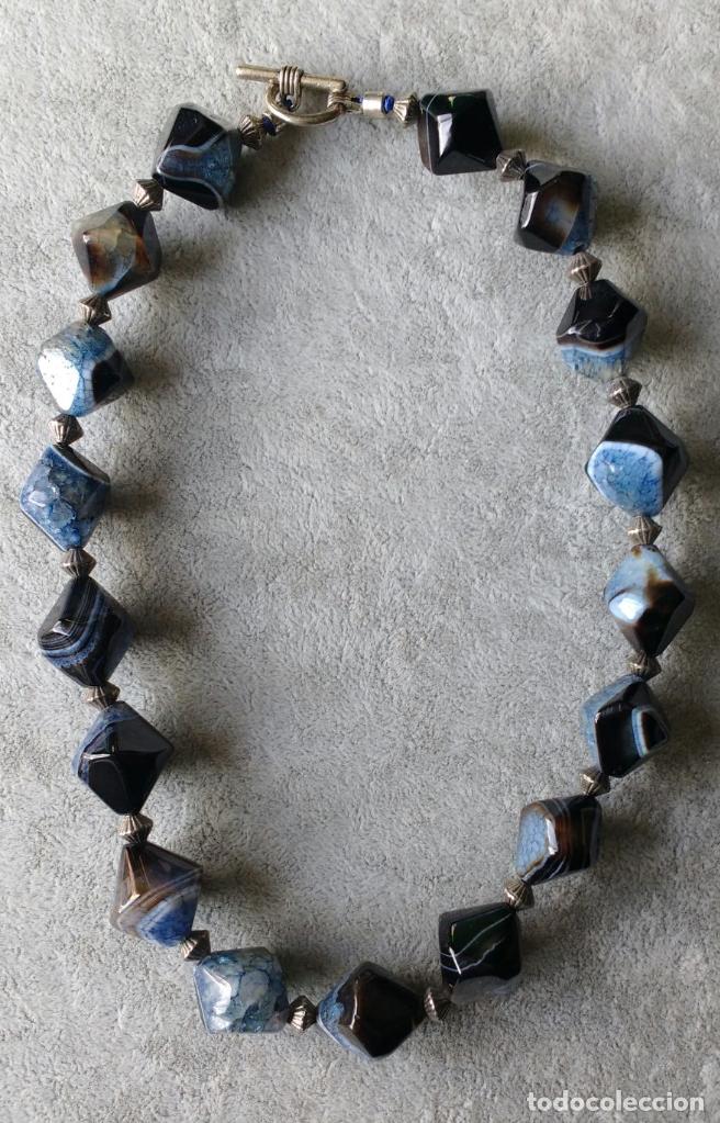 Joaillerie: COLLAR DE &Aacute;GATA EN COLORES NEGRO Y AZUL.