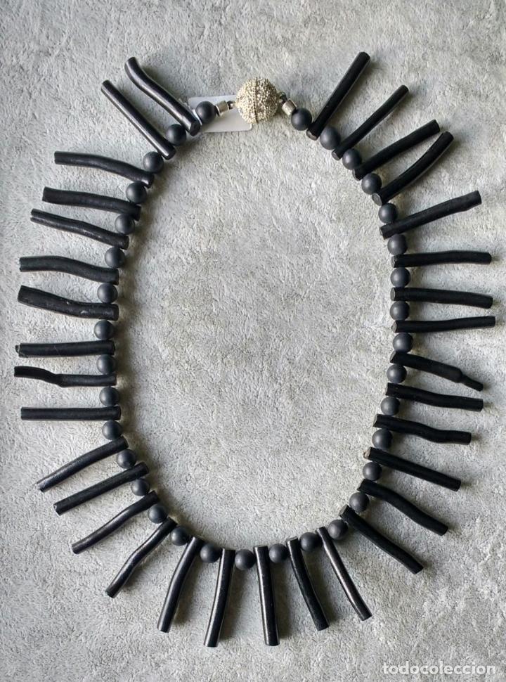 Joaillerie: COLLAR DE RAMAS DE CORAL NATURAL EN COLOR NEGRO.