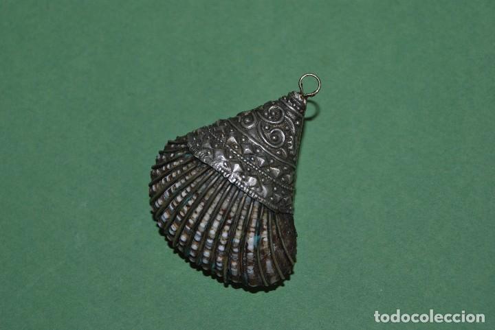 Gioielleria: COLGANTE - CONCHA ENGARZADA EN METAL