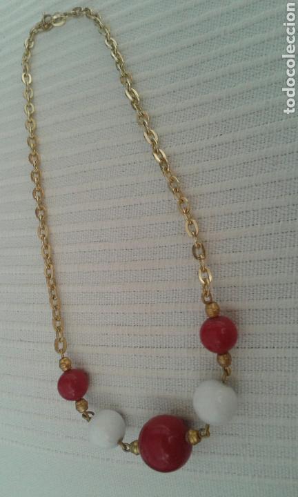 Joaillerie: Collar gargantilla vintage bolas pl&aacute;stico rojo y blanco cadena dorada