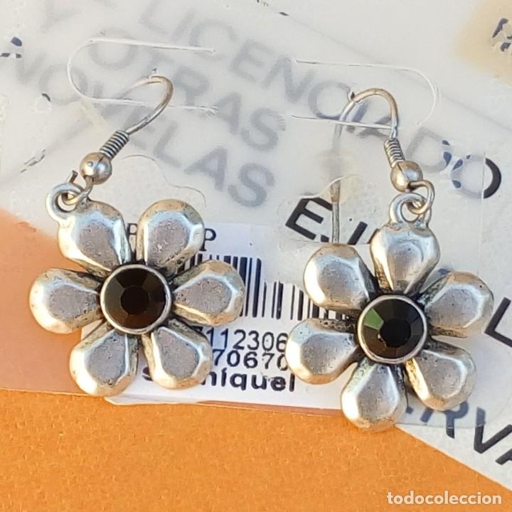 Joaillerie: PRECIOSOS PENDIENTES PLATEADOS EN FORMA DE FLOR - COLOR NEGRO - ANTIAL&Eacute;RGICOS - MARCA TANDTREND