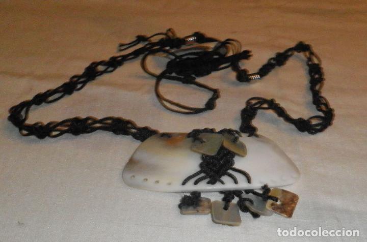 Joalharia: colgante de madreperla enlazada en un collar de cordoncito trabajado a mano