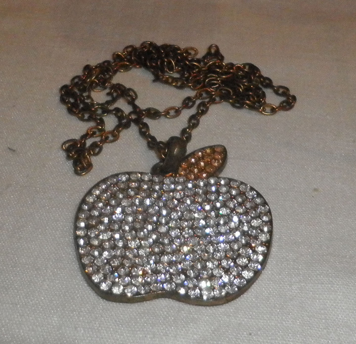 Joaillerie: cadena con colgante de manzana con brillos