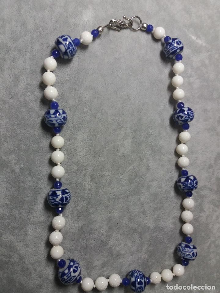 Gioielleria: collar de coral blanco natural, bolas de porcelana y &aacute;gata az&uacute;l, bisuter&iacute;a