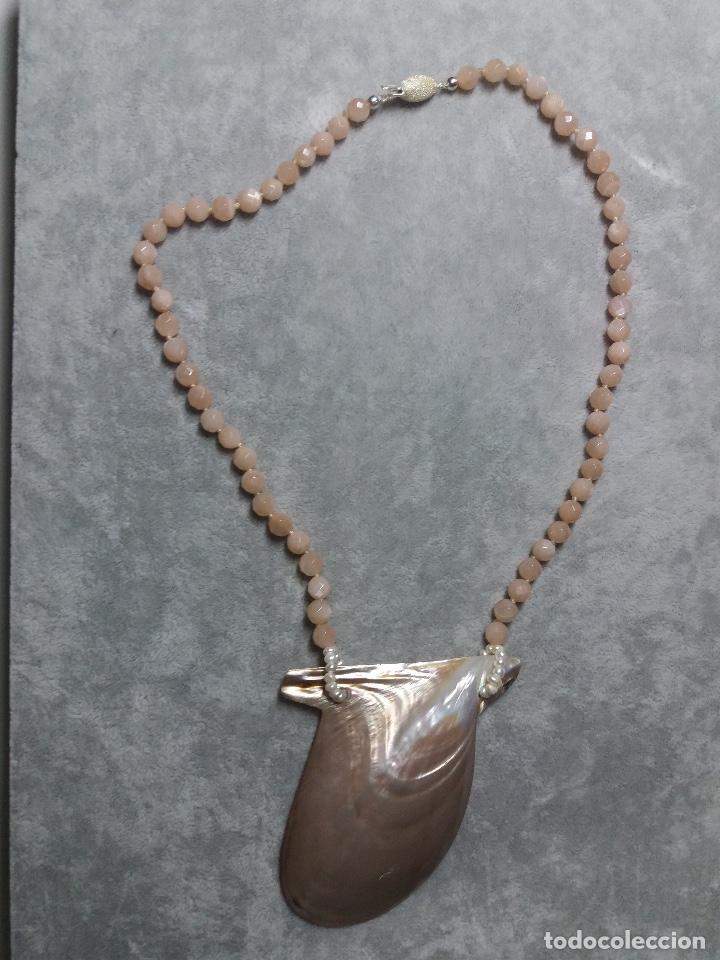 Gioielleria: collar de piedra del sol facetada, perlitas y concha, cierre de plata con contraste