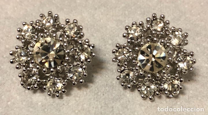 Joyeria: Preciosa pareja de pendientes, chapados en oro blanco, y pedrer&iacute;a