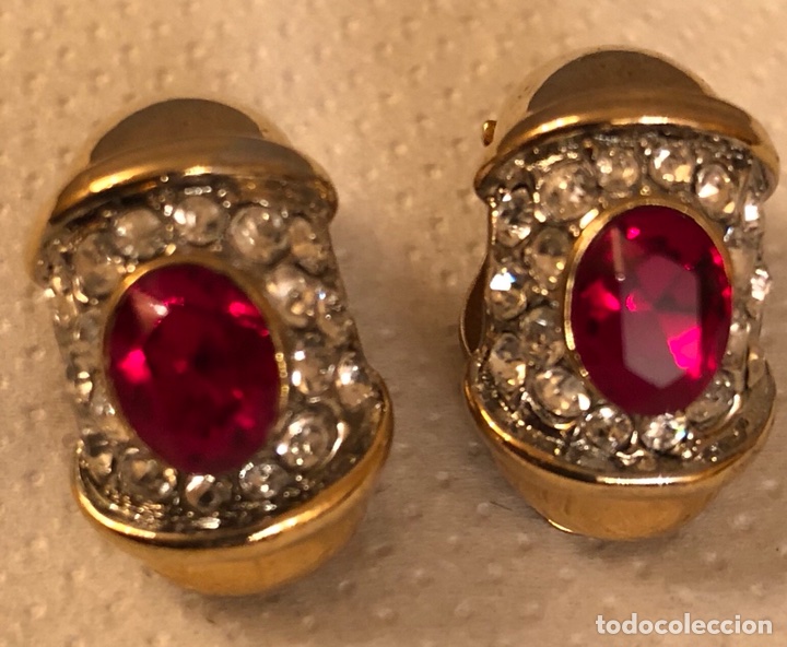 Joyeria: Bonita pareja de pendientes, chapados en oro, con pedrer&iacute;a