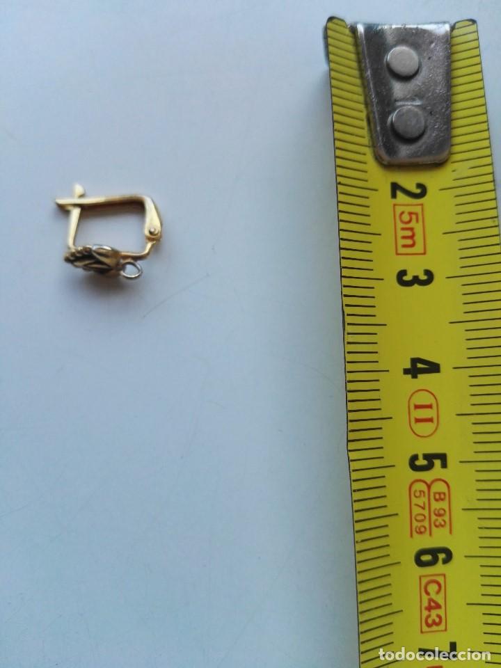 Joyeria: Pendiente de metal dorado antiguo - Foto 1