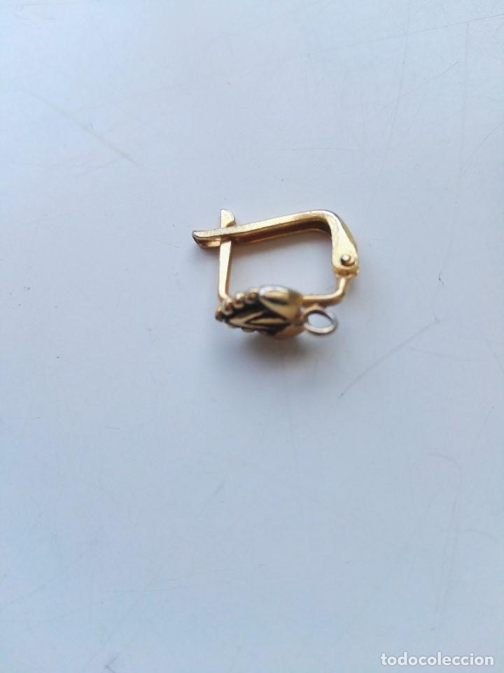 Joyeria: Pendiente de metal dorado antiguo - Foto 2