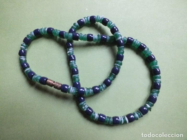 Joyeria: collar gargantilla de bolas pulidas de cuentas de vidrio con irisados