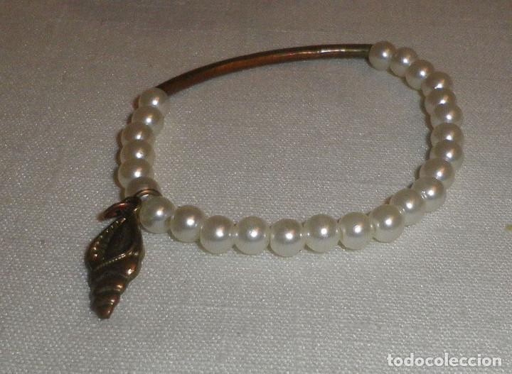 Joyeria: pulsera de perlas y parte metalica elastica - Foto 1