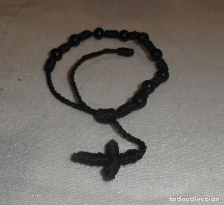 Schmuck: pulsera piedras negras y trabajada con cordon y una cruz de colgante