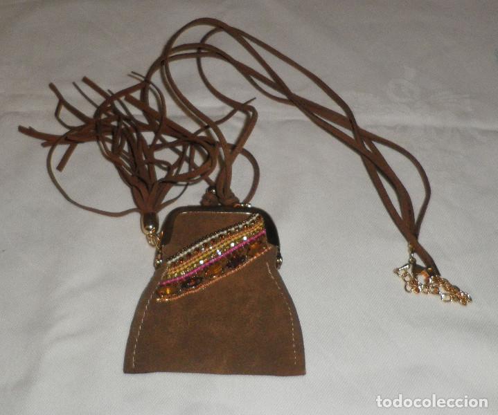 Schmuck: collar de ante con colgante de mini bolso ante con piedrecitas