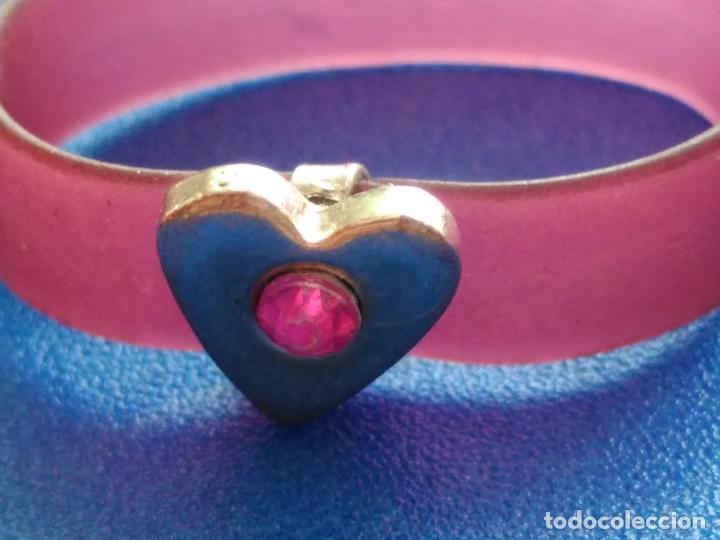 Joyeria: Anillo pl&aacute;stico. Coraz&oacute;n de metal - Foto 2