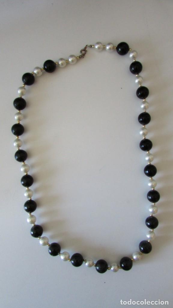 Joyeria: COLLAR VINTAGE DE CUENTAS DE PL&Aacute;STICO COLOR BLANCO, ORO Y NEGRO. CIRCA 1990.