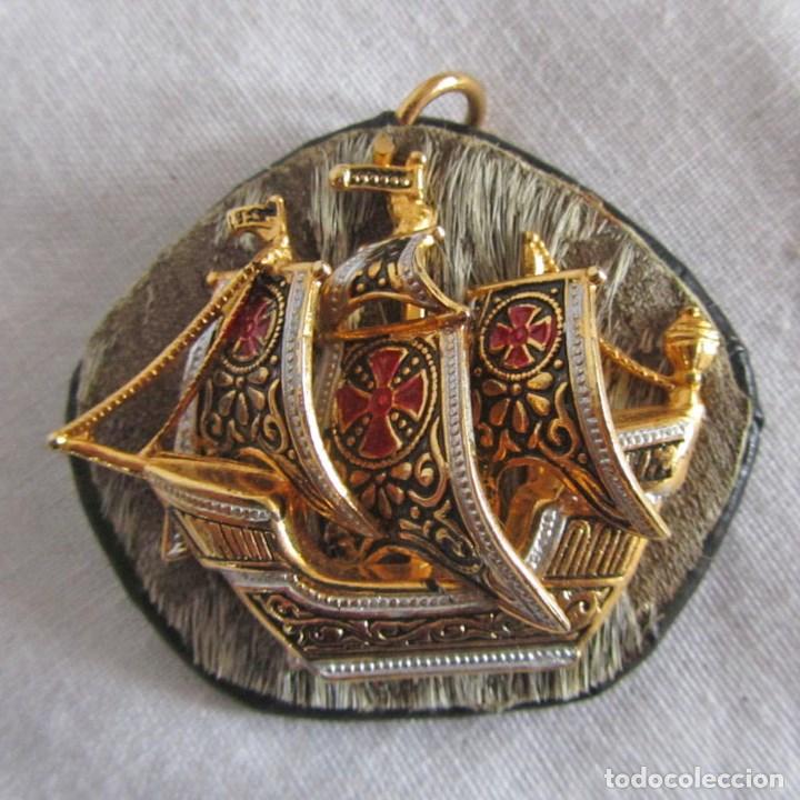 Gioielleria: Colgante de barco con tres m&aacute;stiles. Metal con lacados sobre cuero