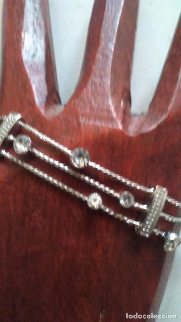 Schmuck: Pulsera de metal plateado con adornos de cristalitos tipo diamante incrustados