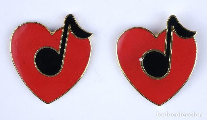 Joyeria: Pendientes en metal dorado y esmaltado con forma de coraz&oacute;n y nota - Foto 1