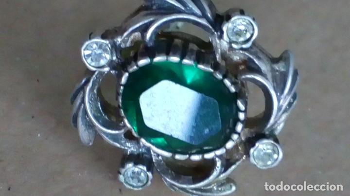 Schmuck: Un pendiente y un anillo de plata y s&iacute;mil esmeralda
