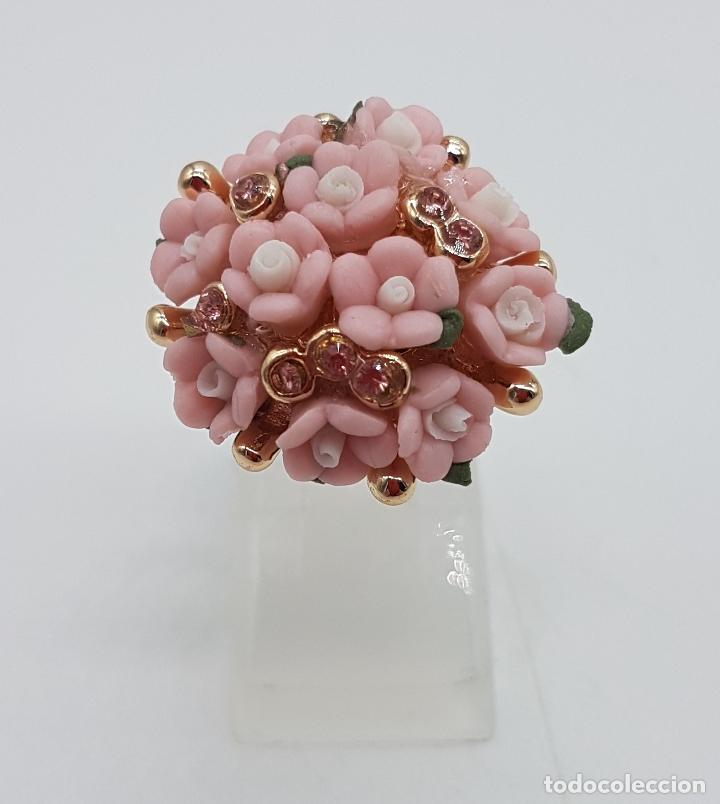 Joyeria: Anillo vintage chapado en oro de 14k con ramo de flores en porcelana y circonitas rosas . - Foto 1 - 213562245