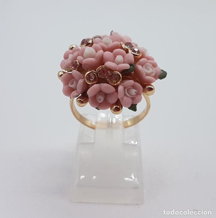 Joyeria: Anillo vintage chapado en oro de 14k con ramo de flores en porcelana y circonitas rosas . - Foto 3 - 213562245