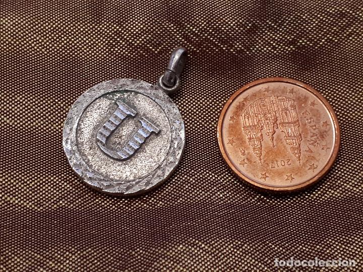 Joaillerie: Peque&ntilde;o colgante vintage plateado inicial U redondo