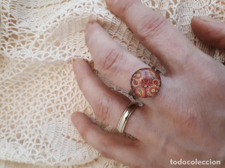 Joaillerie: Anillo ajustables cabuch&oacute;n motivos geom&eacute;tricos naranja