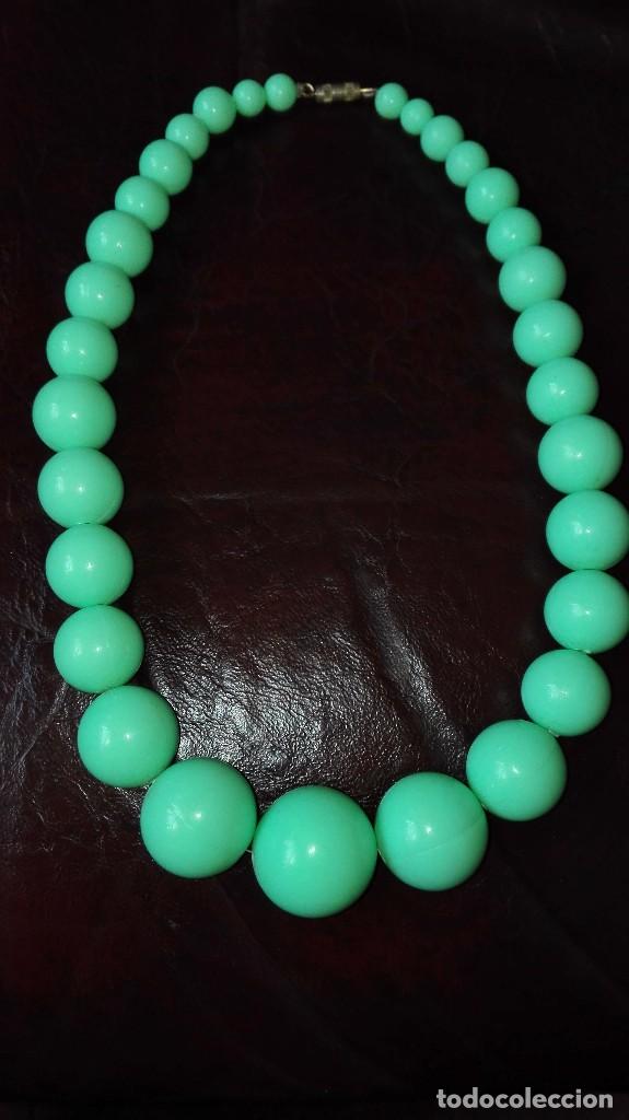 Joalharia: Collar de cuentas redondas de pl&aacute;stico color hueso.