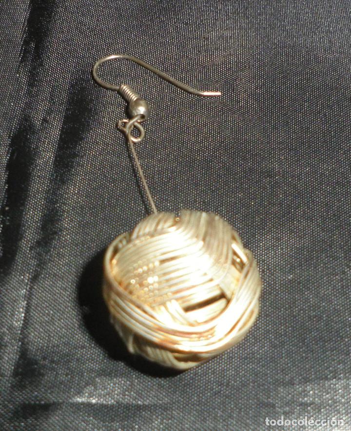 Joyeria: pendientes largos con bola de metal - Foto 2
