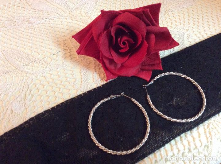 Joyeria: Grandes aros de metal plateado. - Foto 1
