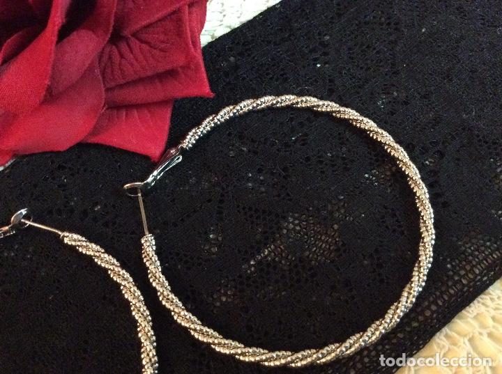 Joyeria: Grandes aros de metal plateado. - Foto 2