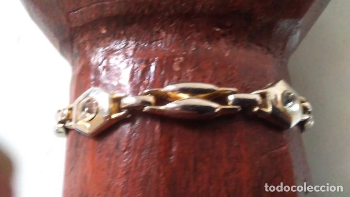 Joyeria: Pulsera de metal con cinco adornos hexagonales con piedra incrustada. 19 cm de largo