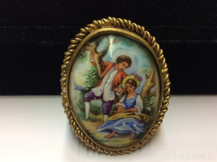Joyeria: BROCHE METAL DORADO Y PORCELANA.