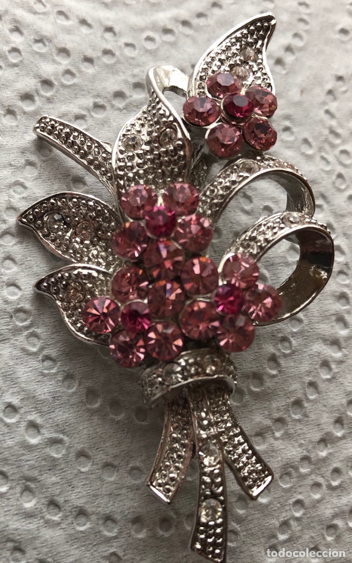 Joyeria: Bonito broche en metal cromado y pedreria