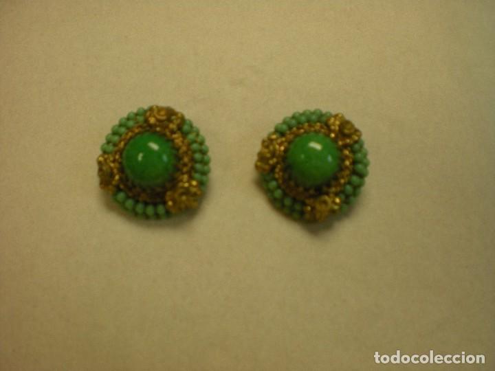 Joyeria: Pendientes verdes con adornos dorados d 3cm
