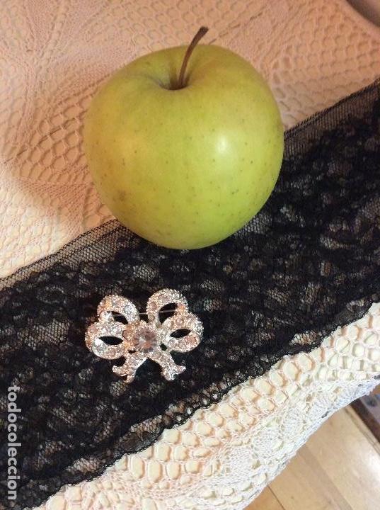 Joyeria: Broche de metal plateado y cristales - Foto 2