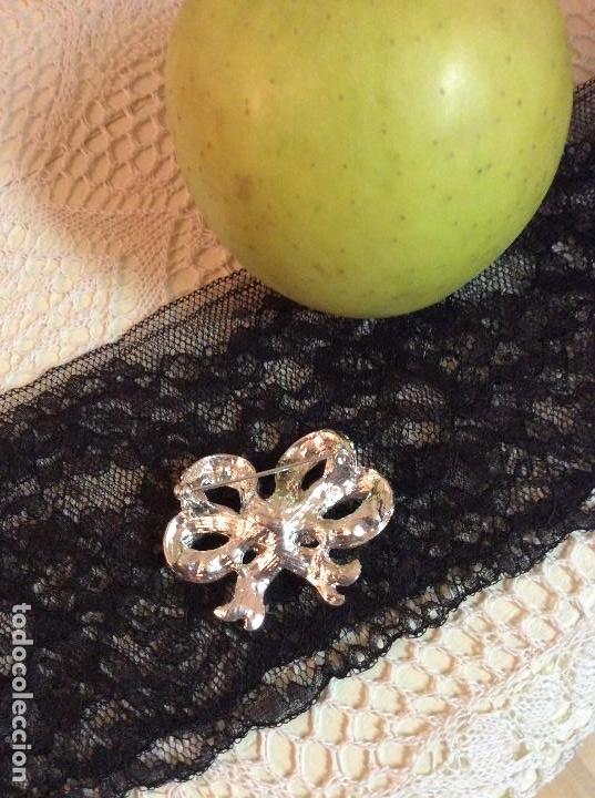 Joyeria: Broche de metal plateado y cristales - Foto 3