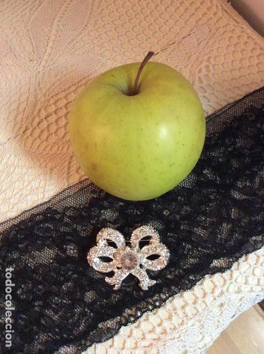 Joyeria: Broche de metal plateado y cristales - Foto 4