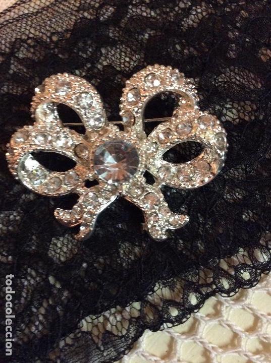 Joyeria: Broche de metal plateado y cristales - Foto 1