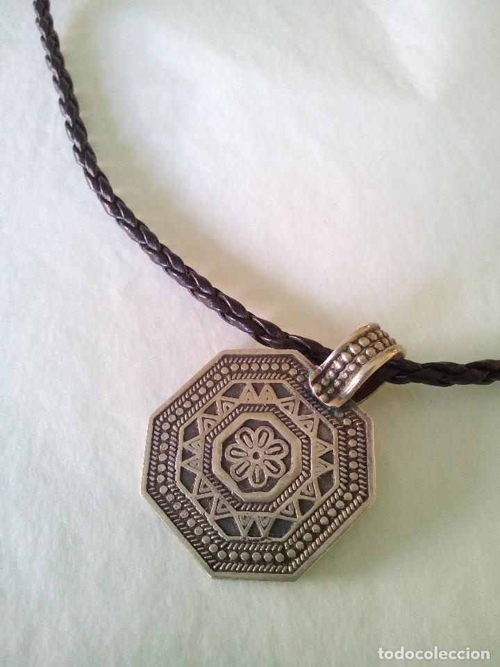 Schmuck: Preciosa gargantilla de cuero trenzado con colgante de plata
