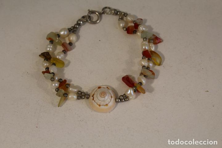 Joyeria: pulsera de perlas, caracola y piedras naturales