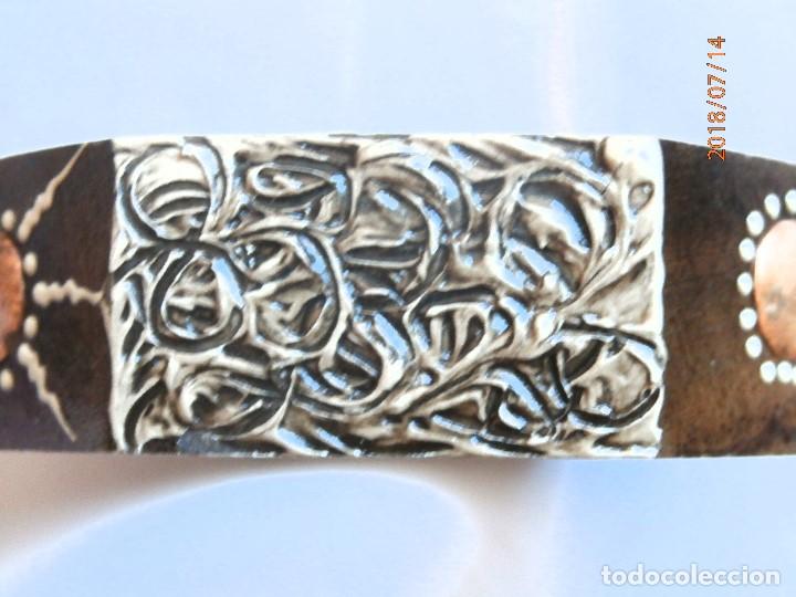 Joalharia: ANTIGUO BRAZALETE DE MADERA CON INCRUSTACION DE HUESO TALLADO Y COBRE