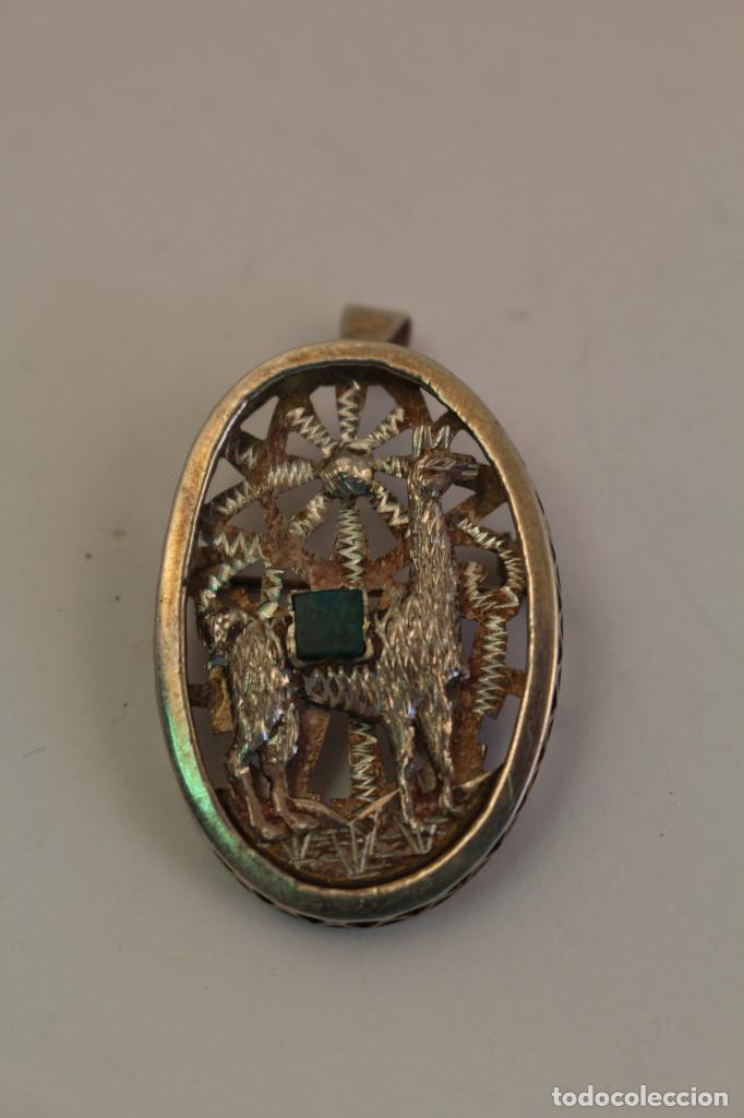 Schmuck: colgante broche con llama en plata de ley