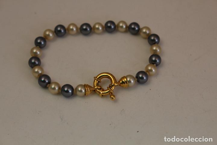 Joyeria: pulsera con perlas blancas y grises y cierre chapado en oro